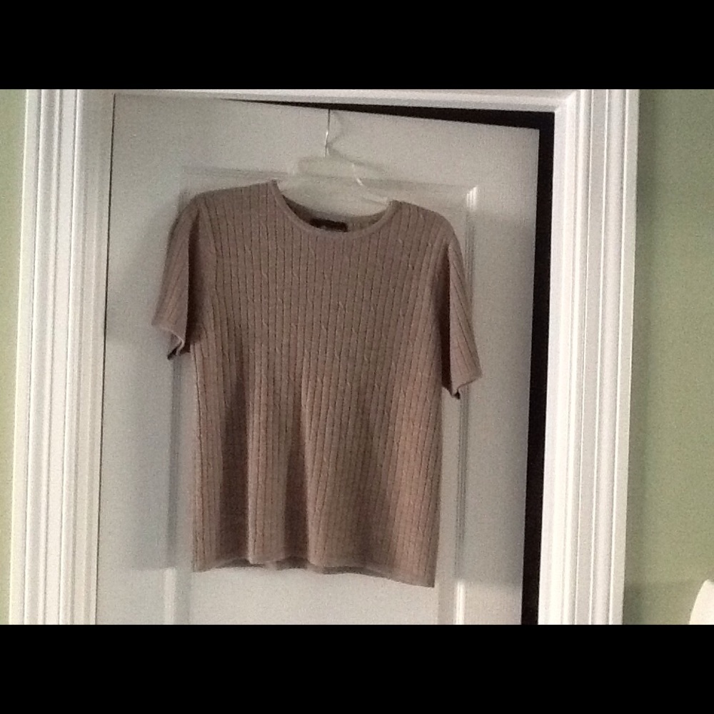 Short-sleeved knit top